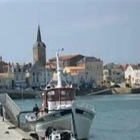 A 2 Pas De La Plage De Tanchet Et Des Commerces